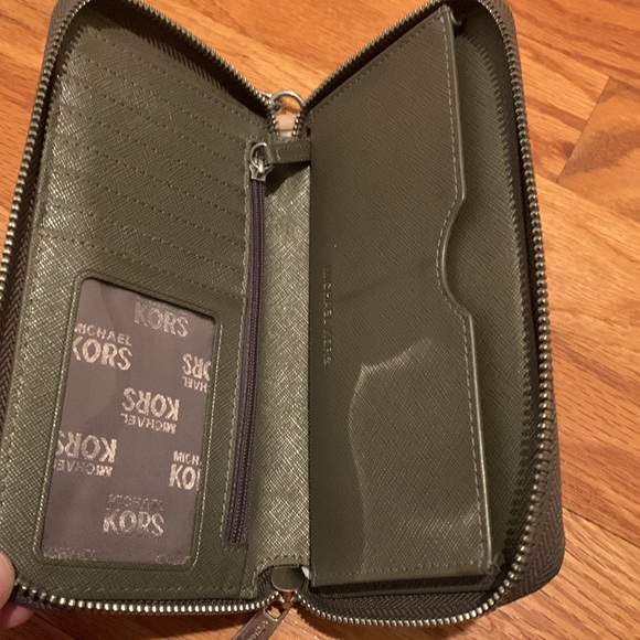 Michael Kors Wallet - Picture 4 of 9